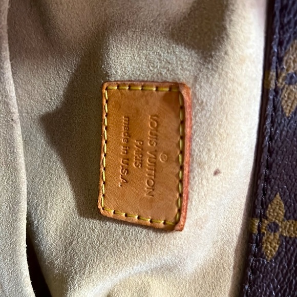 Louis Vuitton Artsy MM with Original Box and dust bag. Bonus shoulder strap. - Picture 8 of 17